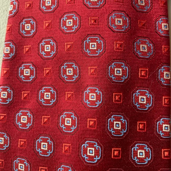 Ermenegildo Zegna Red / Burgundy Geometric Medallion Print Men's Silk Tie - Picture 4 of 4